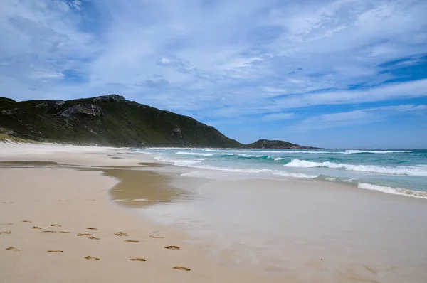 Huellas en la playa de arena — Foto de Stock