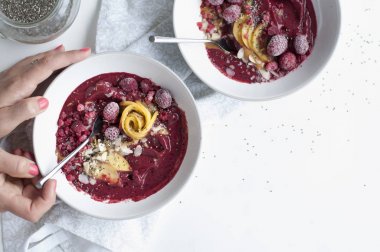 Ahududu güler yüzlü holding eller 