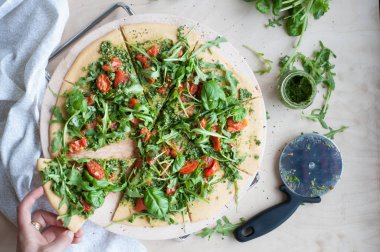 Domatesli vejetaryen pizza.