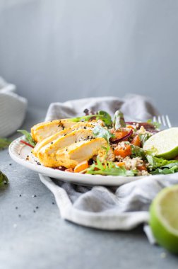 Kızarmış tavuk ve salata. 