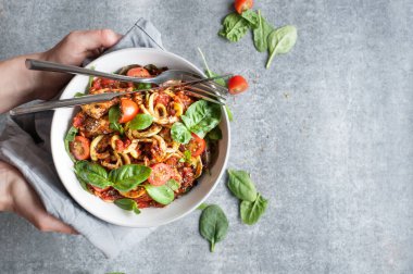 Domates soslu tavuk Zoodles