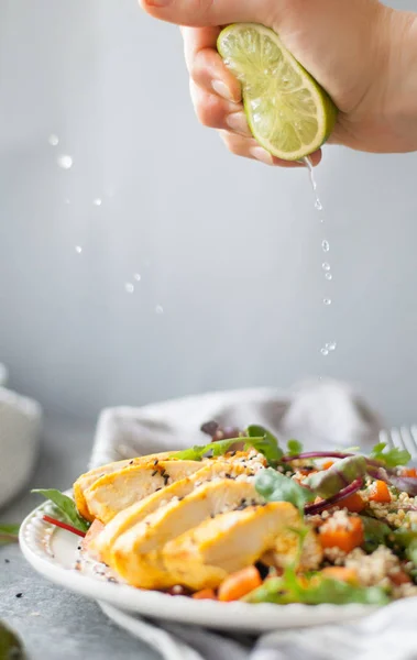 Hand hälla sallad med citronsaft — Stockfoto