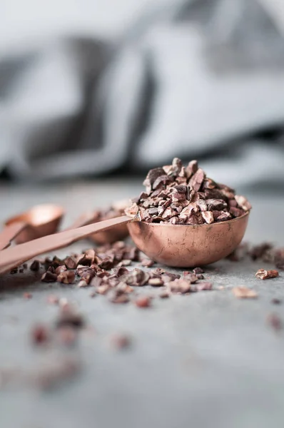 Kakaofedern im Löffel — Stockfoto