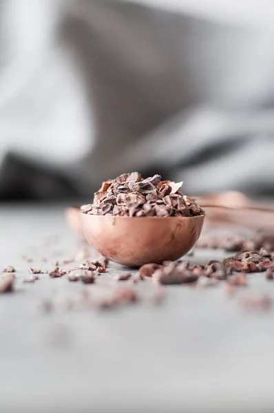 Nibs de cacao în lingură — Fotografie, imagine de stoc