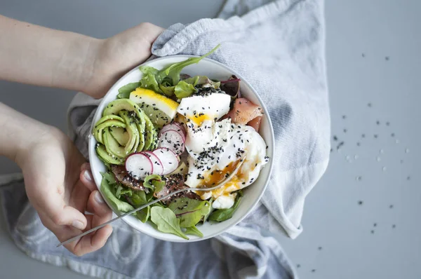 Kvinna med Paleo frukost skål — Stockfoto