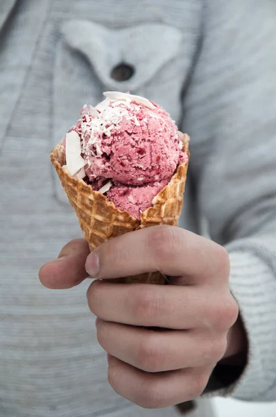 Рука держит мороженое — стоковое фото