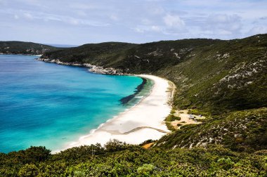 kumlu kıyı ile turkuaz deniz