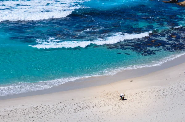 Playa de arena y olas marinas — Foto de Stock