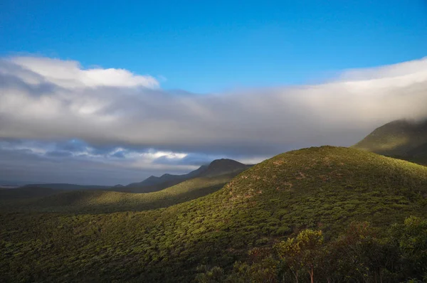 Mountain under white cloud — Stock Photo, Image