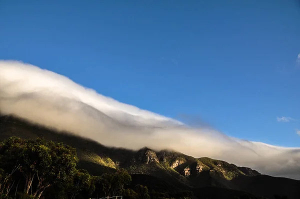 Berg unter weißen Wolken — Stockfoto