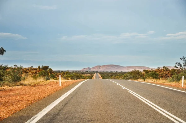 Camino de asfalto con montañas — Foto de Stock