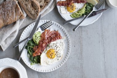 Gevrek domuz pastırması ile lezzetli breakfast