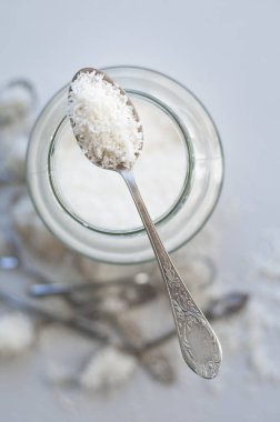 Kaşık içinde rendelenmiş hindistan cevizi