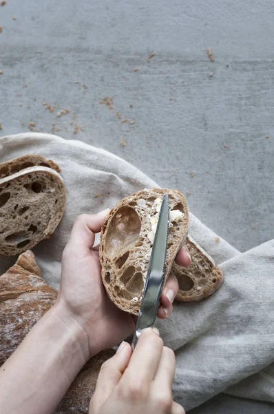 Erkek bulaşması tereyağı eller