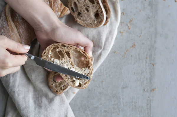Erkek bulaşması tereyağı eller