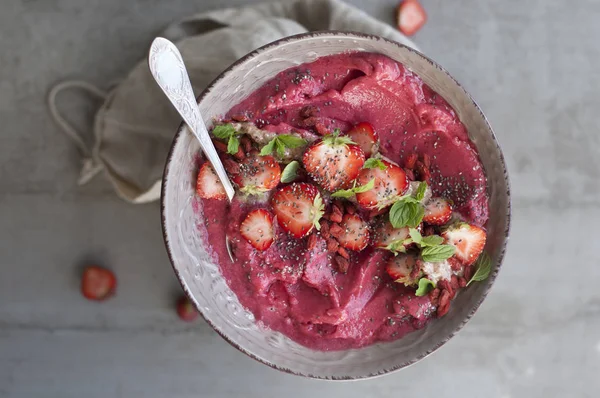 Tigela de batido de Açaí de morango — Fotografia de Stock