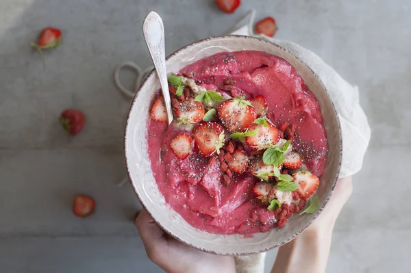 Female hands Smoothie Bowl — Stock Photo, Image