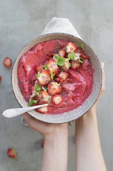 Mãos femininas Smoothie Bowl — Fotografia de Stock