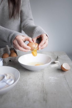 kadın çatlama yumurta