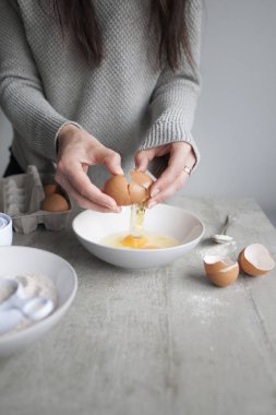 kadın çatlama yumurta