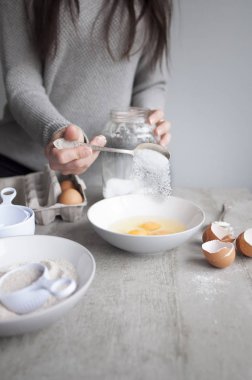 Bovling oynamaya şeker ekleyerek kadın 