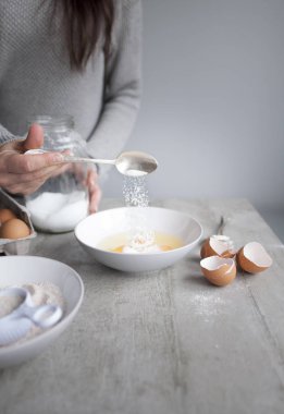 Bovling oynamaya şeker ekleyerek kadın 