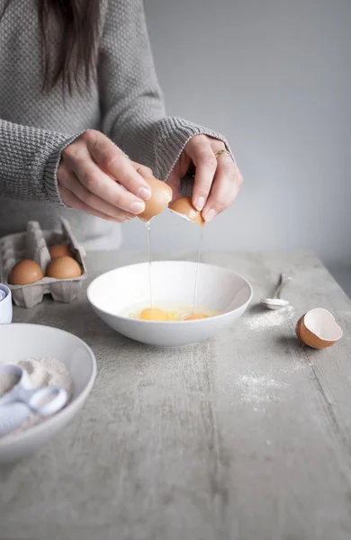 Woman cracking eggs — Stock Photo, Image