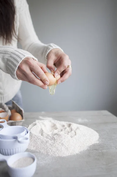 Mujer rompiendo huevos — Foto de Stock