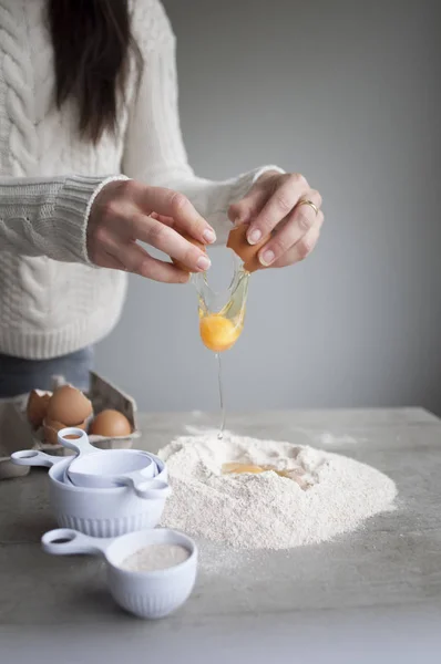 Kadın çatlama yumurta — Stok fotoğraf