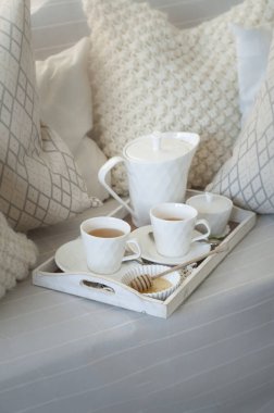 Nane çayı ve kanepede rahatlatıcı