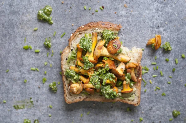 Mushrooms and pesto sandwich — Stock Photo, Image