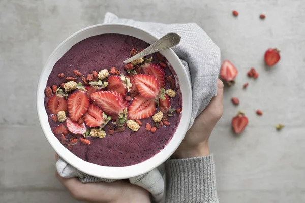 Mani che tengono la ciotola Acai — Foto Stock