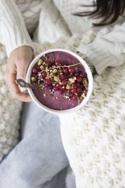 Acai kase çilek ile tutan kadın 