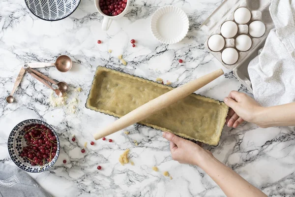 Mujer joven preparando pastel — Foto de Stock