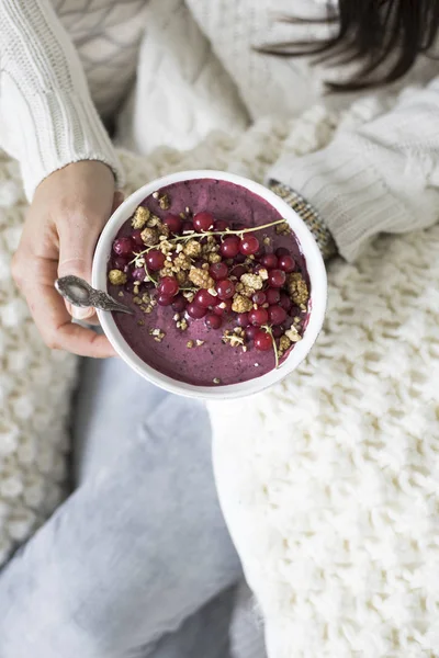 Frau hält Acai-Schale mit Beeren lizenzfreie Stockfotos