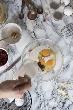 Pasta için hamur hazırlayan kadın