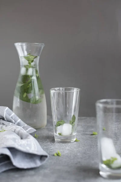 Tarro de vidrio con limonada fría — Foto de Stock