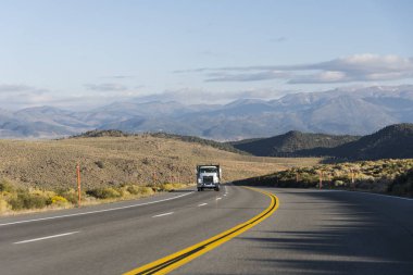 Çölde boş yol 