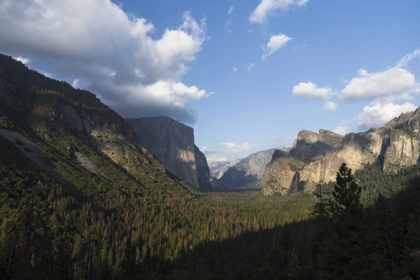 Mountains in Yosemite national park — Stock Photo, Image