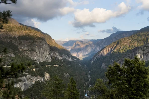 Montanhas no Parque Nacional de Yosemite — Fotografia de Stock