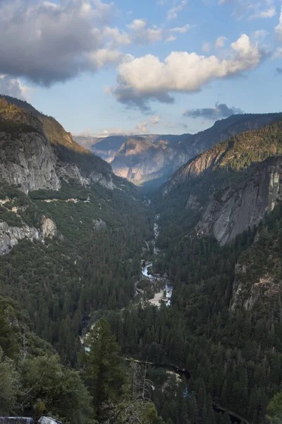 Montanhas no Parque Nacional de Yosemite — Fotografia de Stock