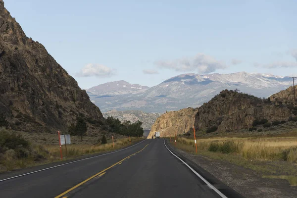 Strada vuota con montagne maestose — Foto Stock