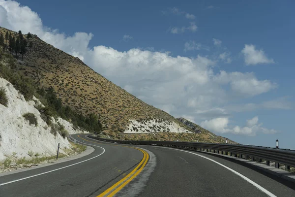 Пустая дорога с величественными горами — стоковое фото