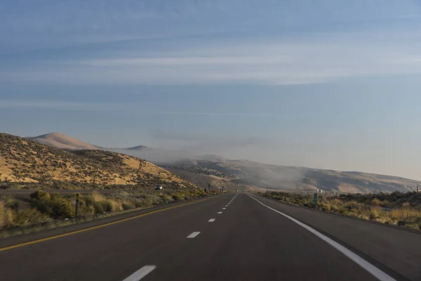 Estrada Asfalt no deserto — Fotografia de Stock