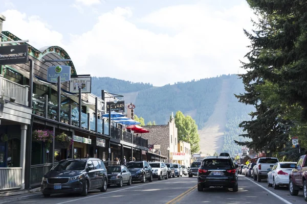 küçük şehirde gündüz sırasında trafik
