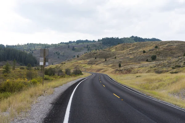 Üres Road Mentén Fenséges Hegyek Idilli Képe — Stock Fotó