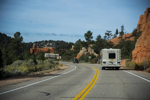 Carro Dirigindo Estrada Bryce Canyon Incrível Paisagem Rochas Vermelhas Floresta — Fotografia de Stock