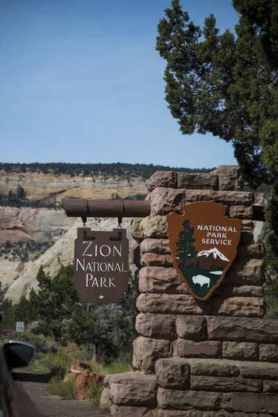 Jelzőtáblákat Zion Nemzeti Park Közelében Springdale Utah Egyesült Amerikai Államok — Stock Fotó