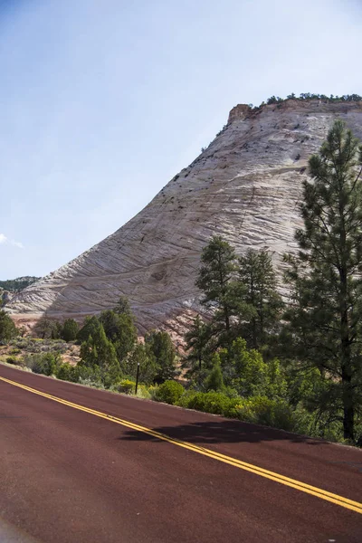 Road near majestic mountain — Stock Photo, Image