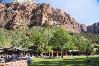 turistler rahatlatıcı yakınındaki şaşırtıcı cliffs of Zion National Park güneşli, Utah, Amerika Birleşik Devletleri 